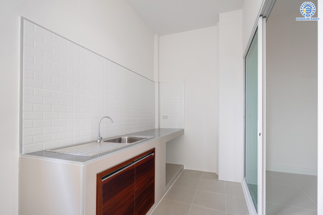 บ้านมือสองตกแต่งใหม่ ทำเลใจกลางเมือง ม.พาร์ค แกลเลอรี่ ประชาชื่น ทาวน์โฮม 3 ชั้น เนื้อที่ 22.5 ตร.ว. ฟังก์ชัน 3 ห้องนอน 3 ห้องน้ำ 2 ที่จอดรถ บนทำเลเดินทางสะดวก เชื่อมต่อหลายเส้นทาง ใกล้เดอะมอลล์งามวงศ์วาน เซ็นทรัลแจ้งวัฒนะ ทางด่วน "งามวงศ์วาน"